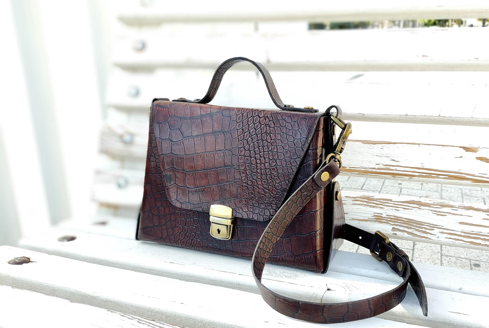 Handmade Women's Handbag, Brown, Natural Cow Leather Exterior and Pigskin Interior, Italian Hardware, 27x18x9 cm, Top Handle and Detachable Crossbody Strap