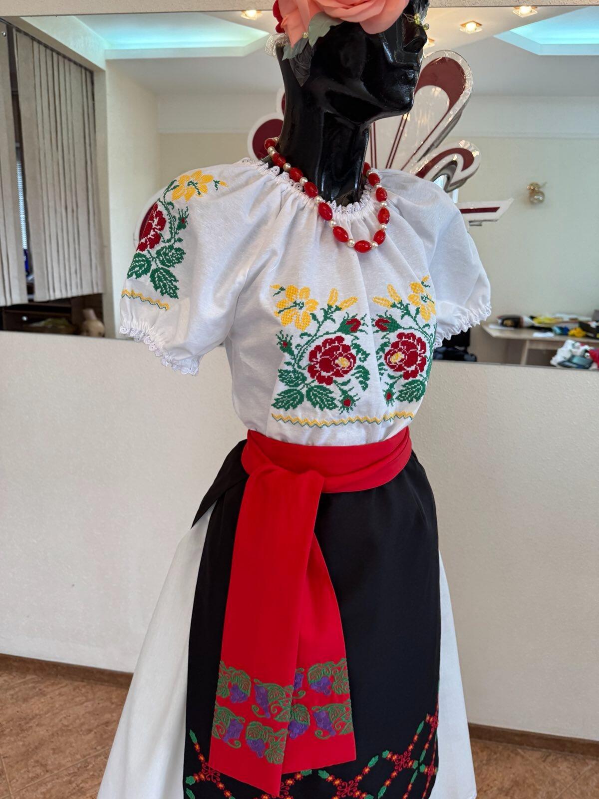 Bluza Nationala Benefis J 0365, din Material de Camasa cu Broderie Mecanizata, Dantela la Gat si Maneca, Bust 78-81cm, Talie 64-67cm, Sold 82-86cm