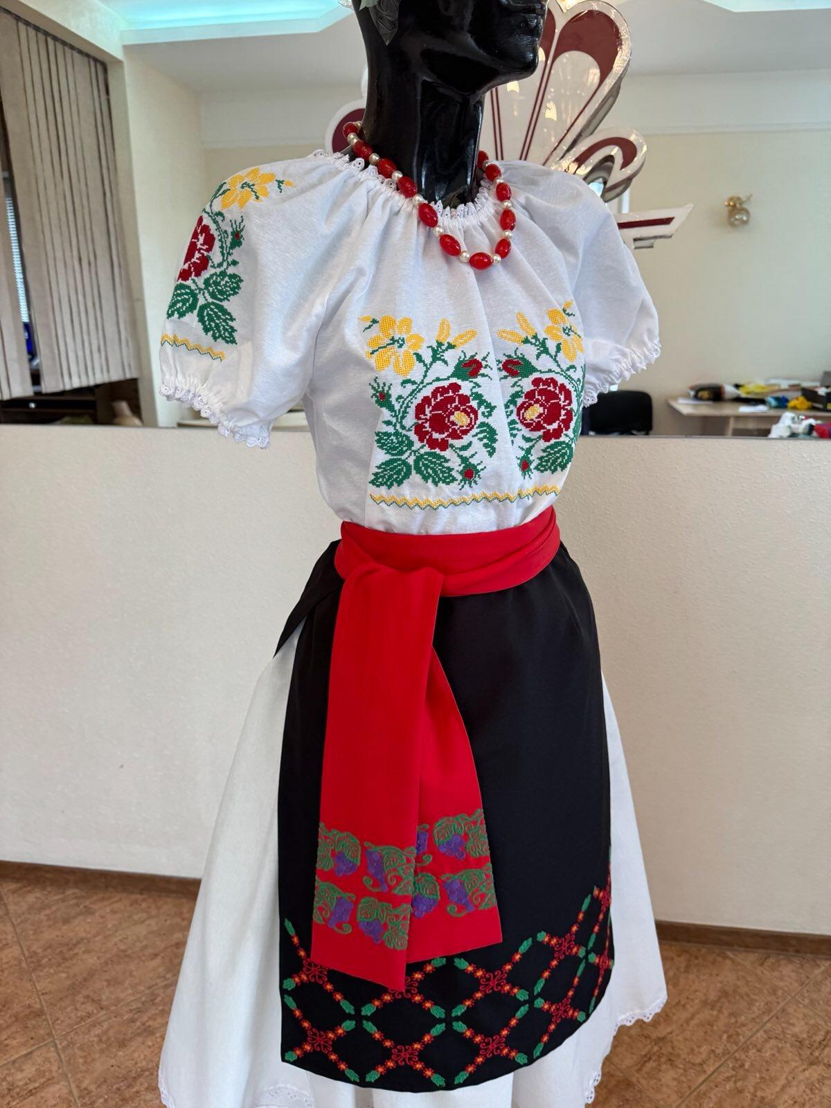 Bluza Nationala Benefis J 0365, din Material de Camasa cu Broderie Mecanizata, Dantela la Gat si Maneca, Bust 78-81cm, Talie 64-67cm, Sold 82-86cm
