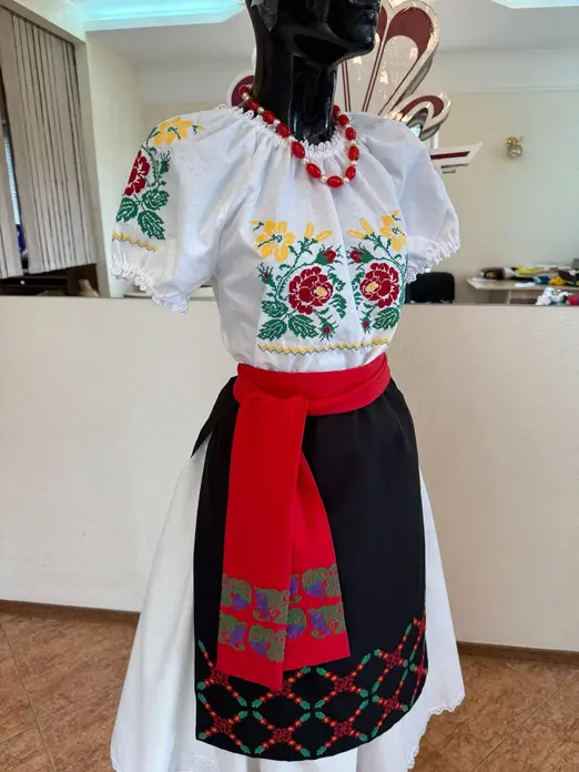 Bluza Nationala Benefis J 0365, din Material de Camasa cu Broderie Mecanizata, Dantela la Gat si Maneca, Bust 78-81cm, Talie 64-67cm, Sold 82-86cm