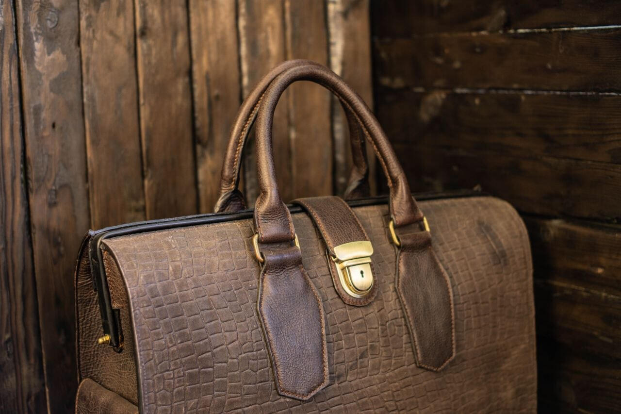 Handcrafted Crocodile Embossed Leather Travel Bag, Brown, Pigskin Interior, 48x32x18 cm, External Clasp Pocket, Lockable Closure