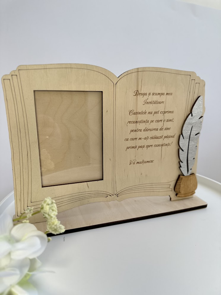 Trofeu Lemica Rama Foto Forma de Carte, Placaj Eco-Friendly, 30 x 6 x 22 cm, cu Mesaj Gravat Personalizat si Decor Penita cu Cerneala