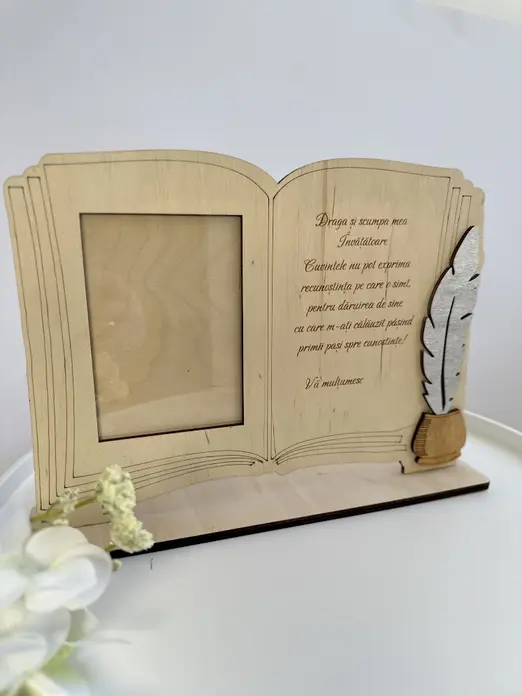Trofeu Lemica Rama Foto Forma de Carte, Placaj Eco-Friendly, 30 x 6 x 22 cm, cu Mesaj Gravat Personalizat si Decor Penita cu Cerneala