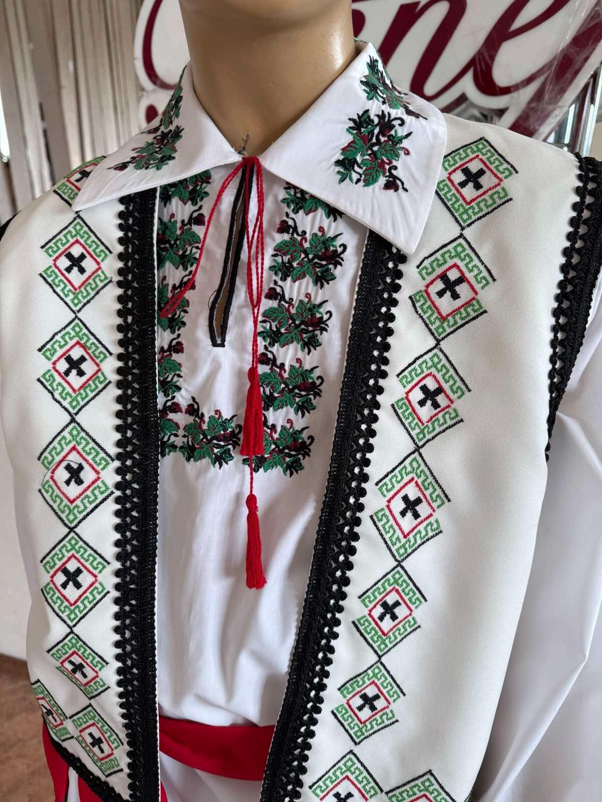 Vestă Națională Tradițională pentru Bărbați Benefis J 0106(4417), Albă din Materiale Naturale cu Broderie Mecanică Verde Roșu Negru și Bordură de Dantelă