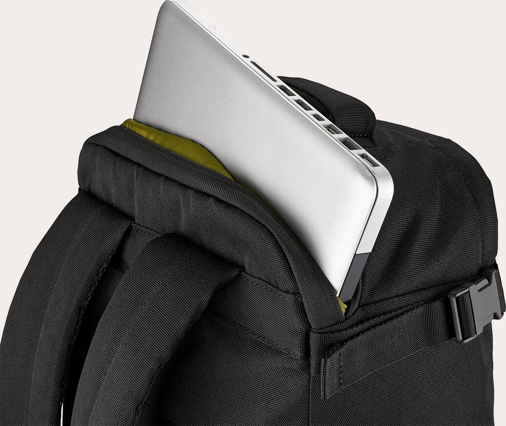 Rucsac de Calatorie Tucano Tugò M BKTUG3-M Cabin, Negru, pentru Laptop 15.6 inch sau MacBook Pro 16 inch, Capacitate 20L, Plastic Reciclat, Suport AirTag, 30x40x16 cm