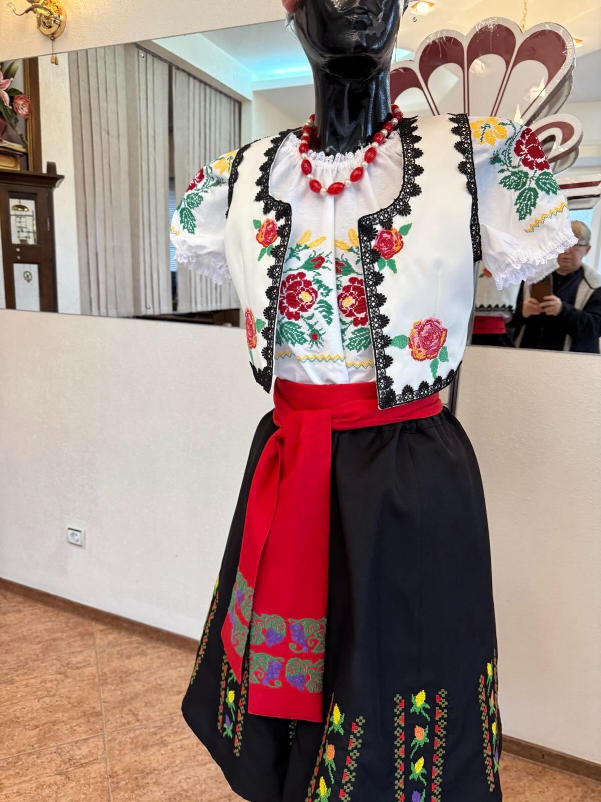 Bluza Nationala Benefis J 0365, din Material de Camasa cu Broderie Mecanizata, Dantela la Gat si Maneca, Bust 78-81cm, Talie 64-67cm, Sold 82-86cm