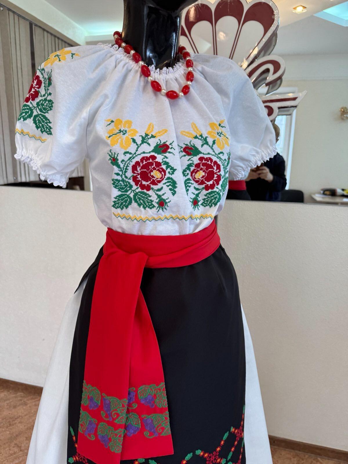 Bluza Nationala Benefis J 0365, din Material de Camasa cu Broderie Mecanizata, Dantela la Gat si Maneca, Bust 78-81cm, Talie 64-67cm, Sold 82-86cm