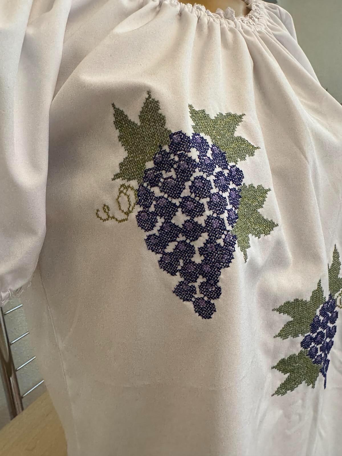 Benefis National Moldavian Blouse J 0364, Shirt Fabric with Purple Grapes Machine Embroidery, Lace Puff Sleeves, Bust 86-92cm, Waist 74-79cm