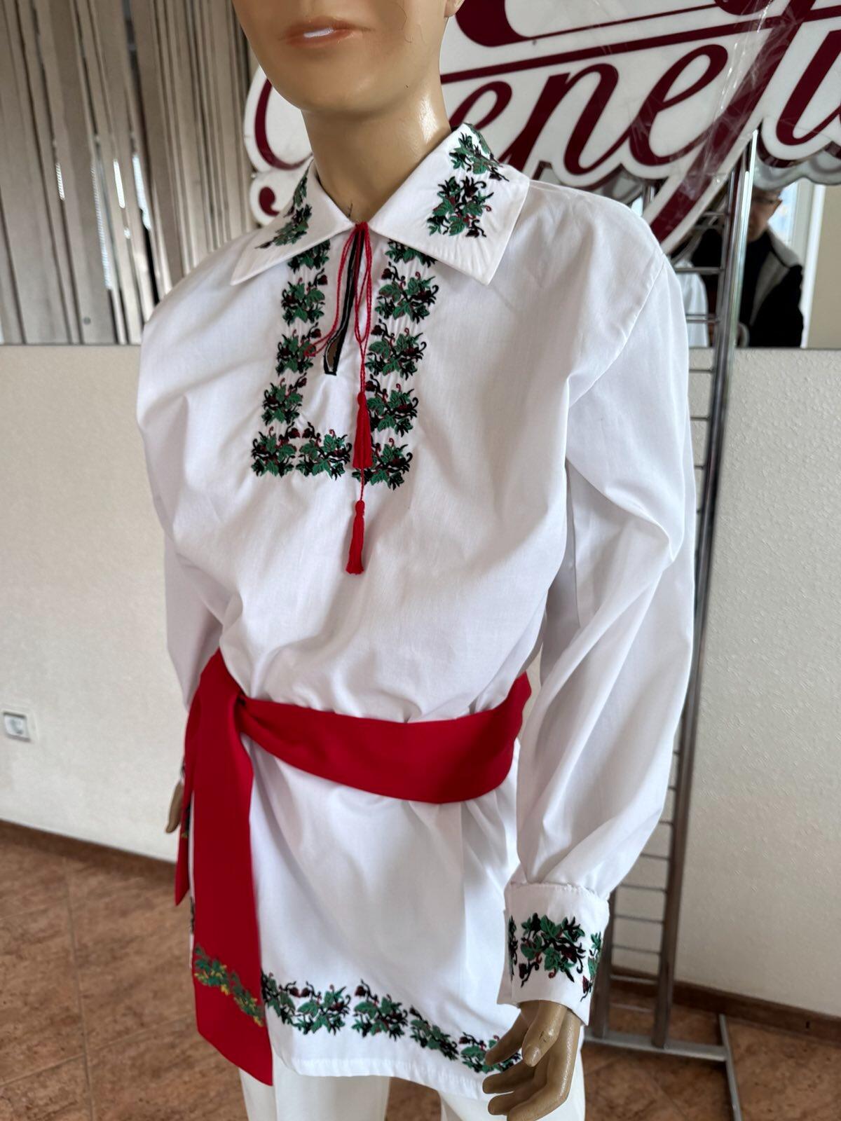 Camasa Nationala Moldoveneasca Benefis J 0238(4951) pentru Barbati si Baieti, Albă cu Maneca Lunga, Stan de Pinza Brodata Verde și Detalii Traditionale