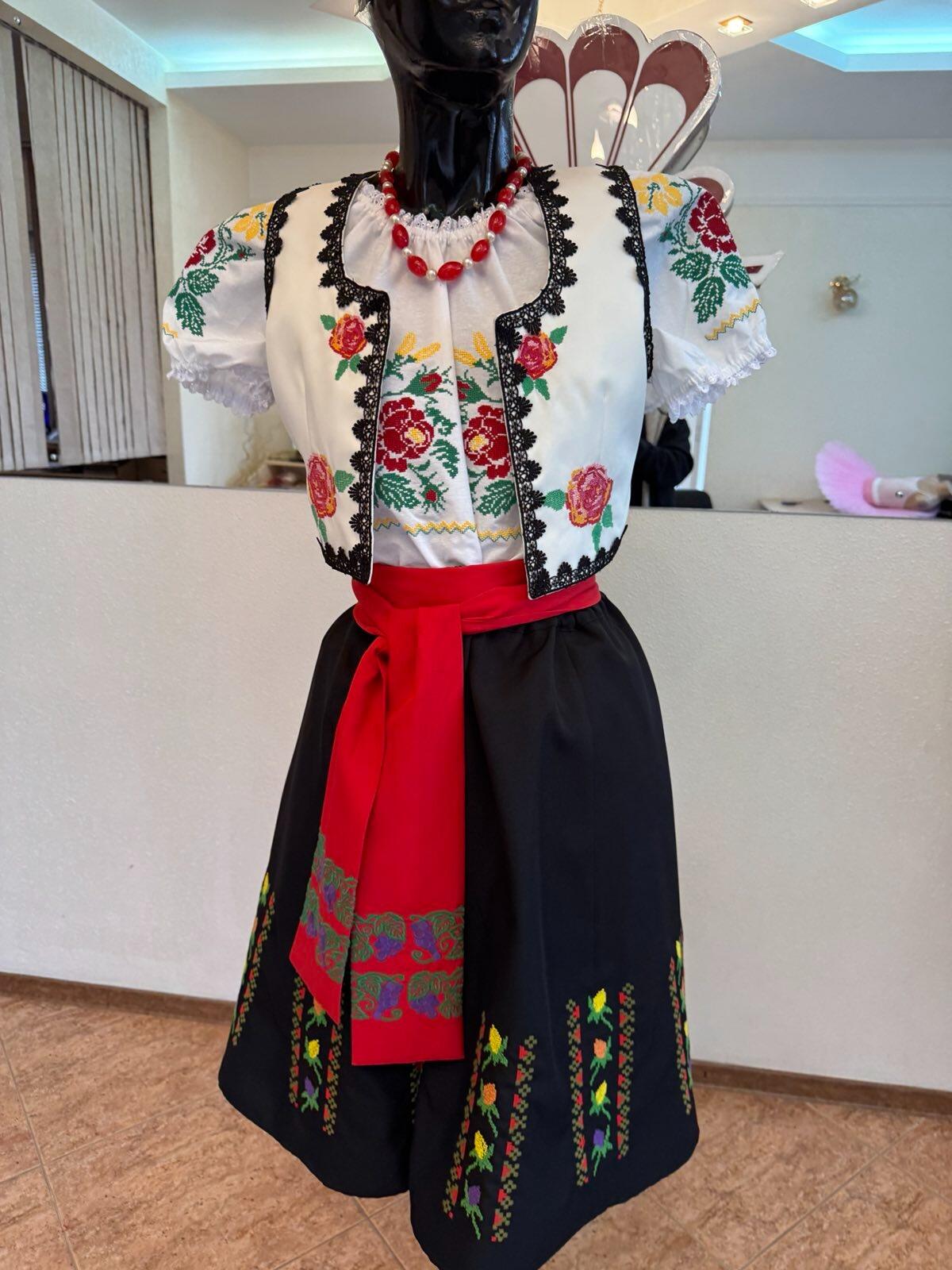 Bluza Nationala Benefis J 0365, din Material de Camasa cu Broderie Mecanizata, Dantela la Gat si Maneca, Bust 78-81cm, Talie 64-67cm, Sold 82-86cm
