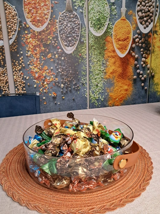 Tavă de servire rotundă, albă, din plastic, cu capac și bol detașabil, diametru 260 mm, organizator de gustări cu 6 compartimente pentru bomboane, nuci și fructe uscate