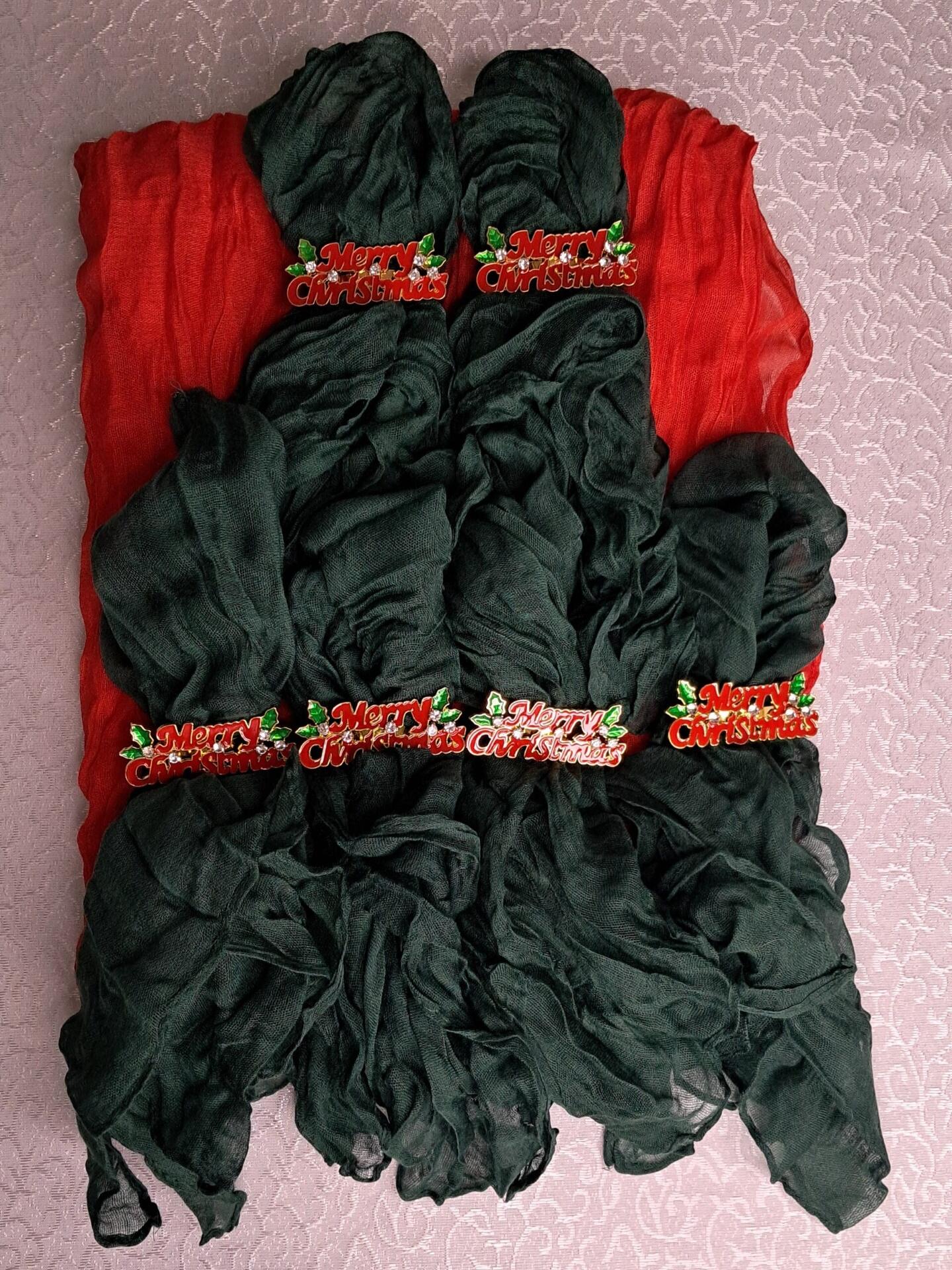 CHRISTMAS table arrangement set for 6 people