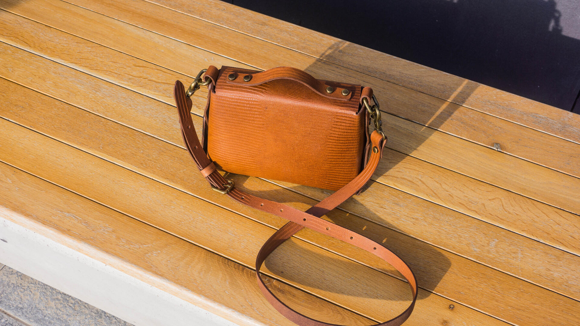 Handmade Women's Handbag, Brown, Natural Cow Leather Exterior and Pigskin Interior, Italian Hardware, 27x18x9 cm, Top Handle and Detachable Crossbody Strap