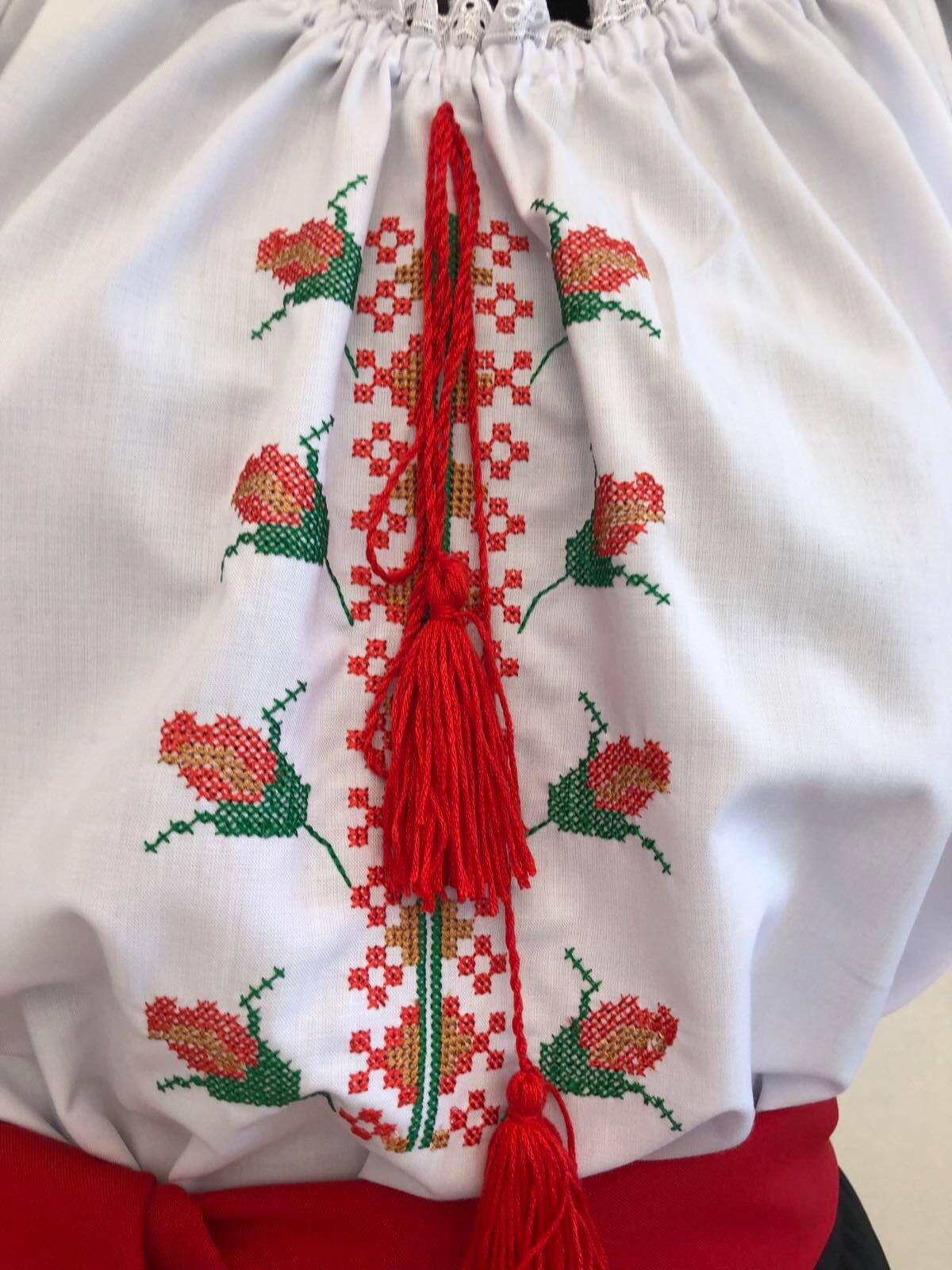 Bluza Nationala Benefis J 0390, Stil Traditional Romanesc Moldoveneasc, Material Camasa Alb cu Broderie Florala Roșu-Verde, Dantela Naturala, Bust 86-92 cm