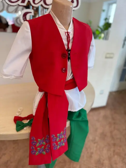 Benefis R 0622(4569) Children's Spring Costume Set of 3 Pieces, Red Vest, Green Pants, Bow Tie, Height 134-146 cm