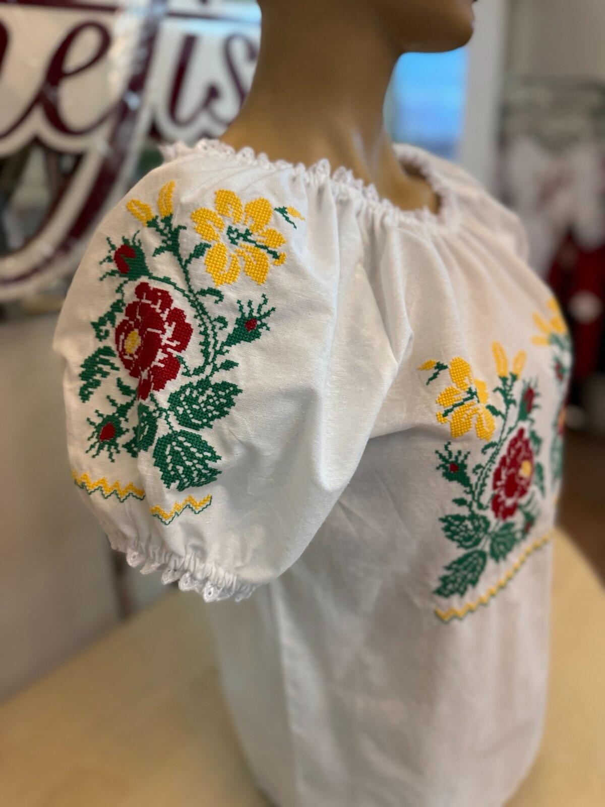 Bluza Nationala Benefis J 0365, din Material de Camasa cu Broderie Mecanizata, Dantela la Gat si Maneca, Bust 78-81cm, Talie 64-67cm, Sold 82-86cm
