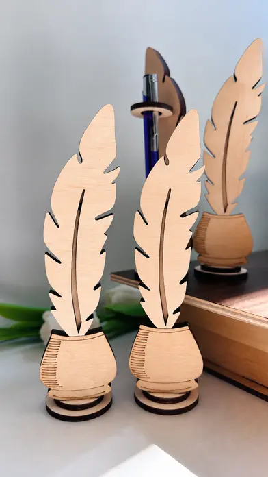 Lemica Feather Shape Pen Holder, Natural Wood Desk Organizer, 4 x 17 cm, Decorative 2026 Engraving, Elegant Minimalist Office Accessory