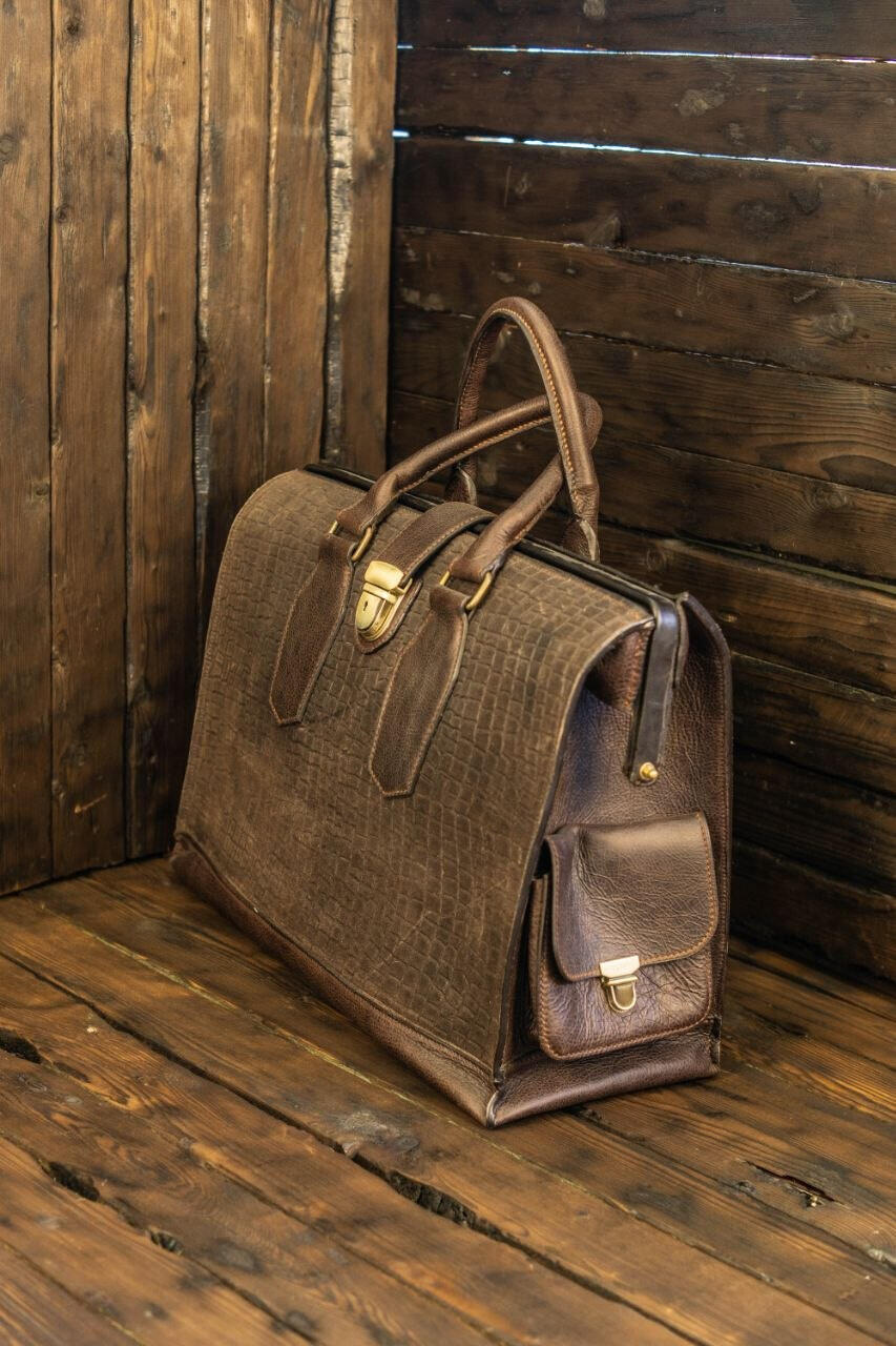 Handcrafted Crocodile Embossed Leather Travel Bag, Brown, Pigskin Interior, 48x32x18 cm, External Clasp Pocket, Lockable Closure