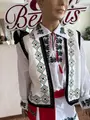 Vestă Națională Tradițională pentru Bărbați Benefis J 0106(4417), Albă din Materiale Naturale cu Broderie Mecanică Verde Roșu Negru și Bordură de Dantelă