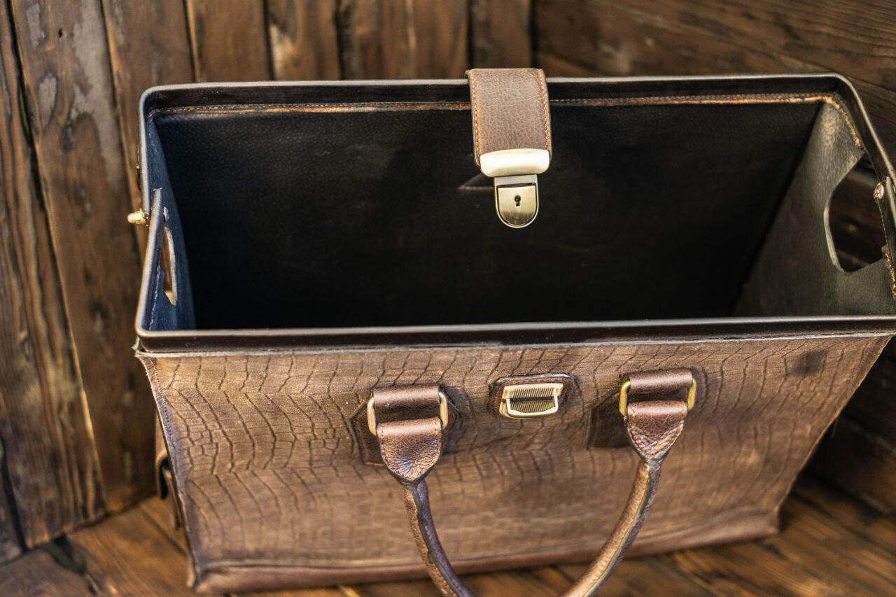 Handcrafted Crocodile Embossed Leather Travel Bag, Brown, Pigskin Interior, 48x32x18 cm, External Clasp Pocket, Lockable Closure