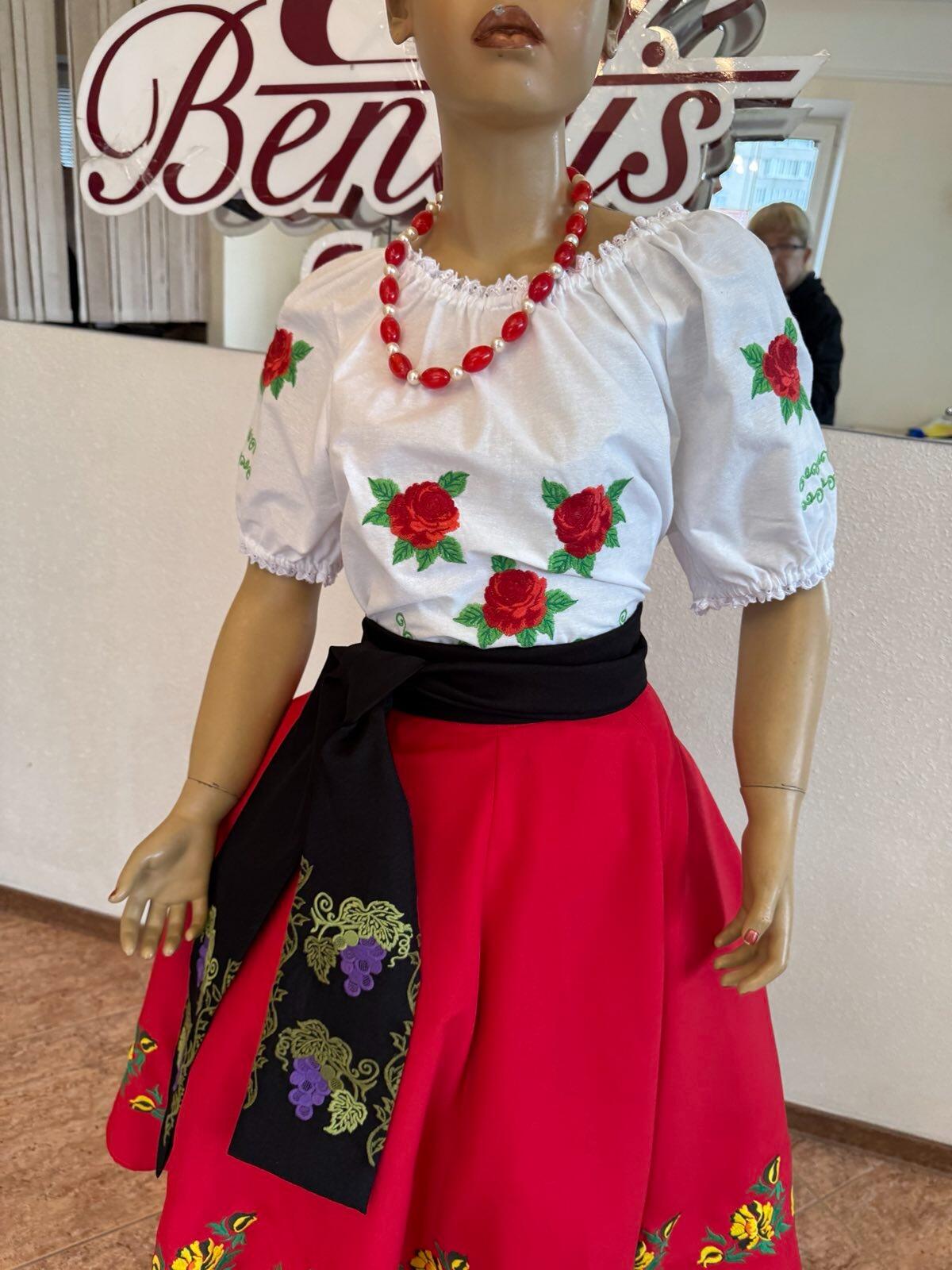 Bluza Nationala Benefis J 0352 Traditionala Moldoveneasca din Material de Camasa cu Broderie Mecanizata cu Trandafiri Rosii, Maneca Scurta Bufanta, 1 Bucata