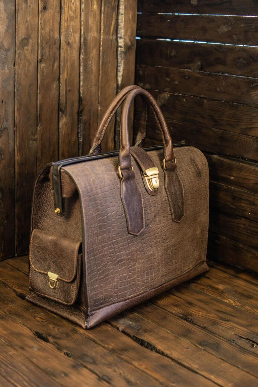 Handcrafted Crocodile Embossed Leather Travel Bag, Brown, Pigskin Interior, 48x32x18 cm, External Clasp Pocket, Lockable Closure