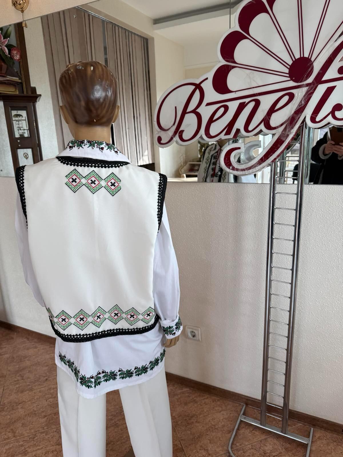 Vestă Națională Tradițională pentru Bărbați Benefis J 0106(4417), Albă din Materiale Naturale cu Broderie Mecanică Verde Roșu Negru și Bordură de Dantelă