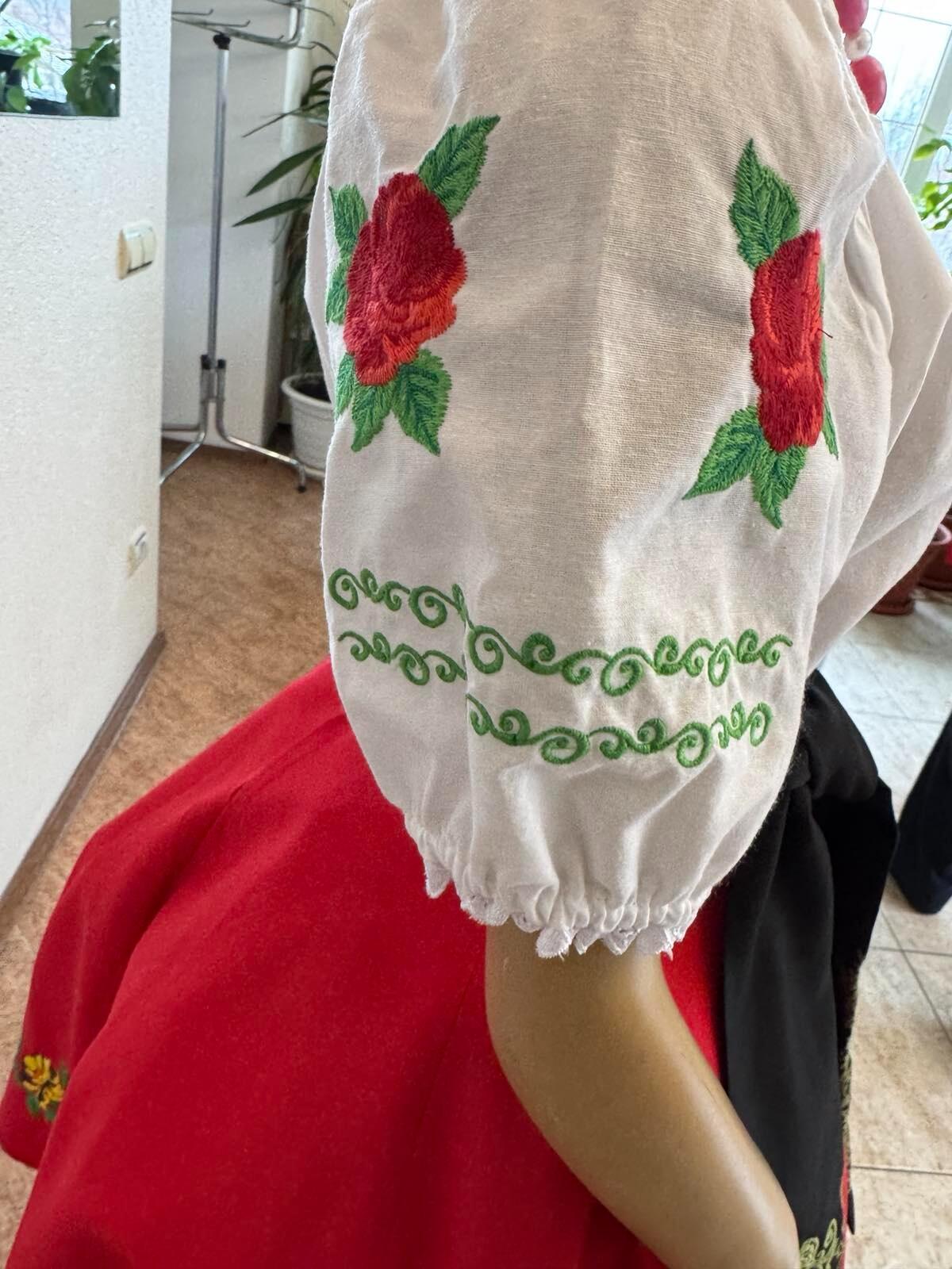 Bluza Nationala Benefis J 0352 Traditionala Moldoveneasca din Material de Camasa cu Broderie Mecanizata cu Trandafiri Rosii, Maneca Scurta Bufanta, 1 Bucata