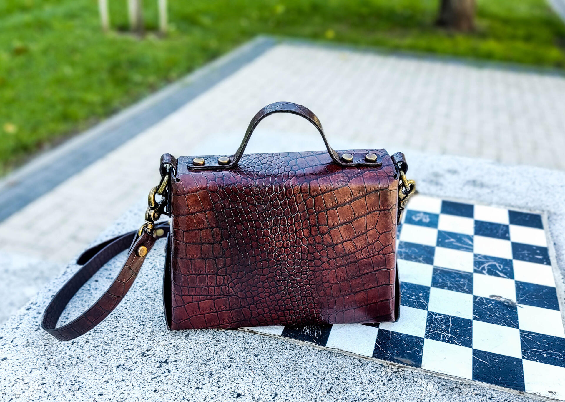 Handmade Women's Handbag, Brown, Natural Cow Leather Exterior and Pigskin Interior, Italian Hardware, 27x18x9 cm, Top Handle and Detachable Crossbody Strap