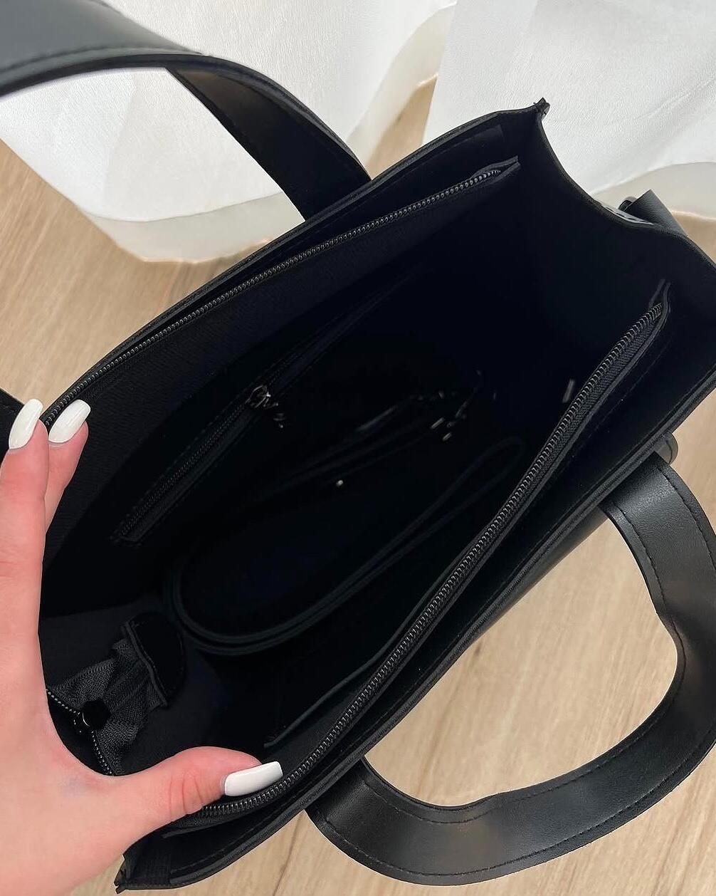 Geanta de mana Luck Millie, Dimensiune Medie, Piele Ecologica Neagra, 28x21x11 cm, Curea Detasabila de Umar, Inchidere cu Fermoar