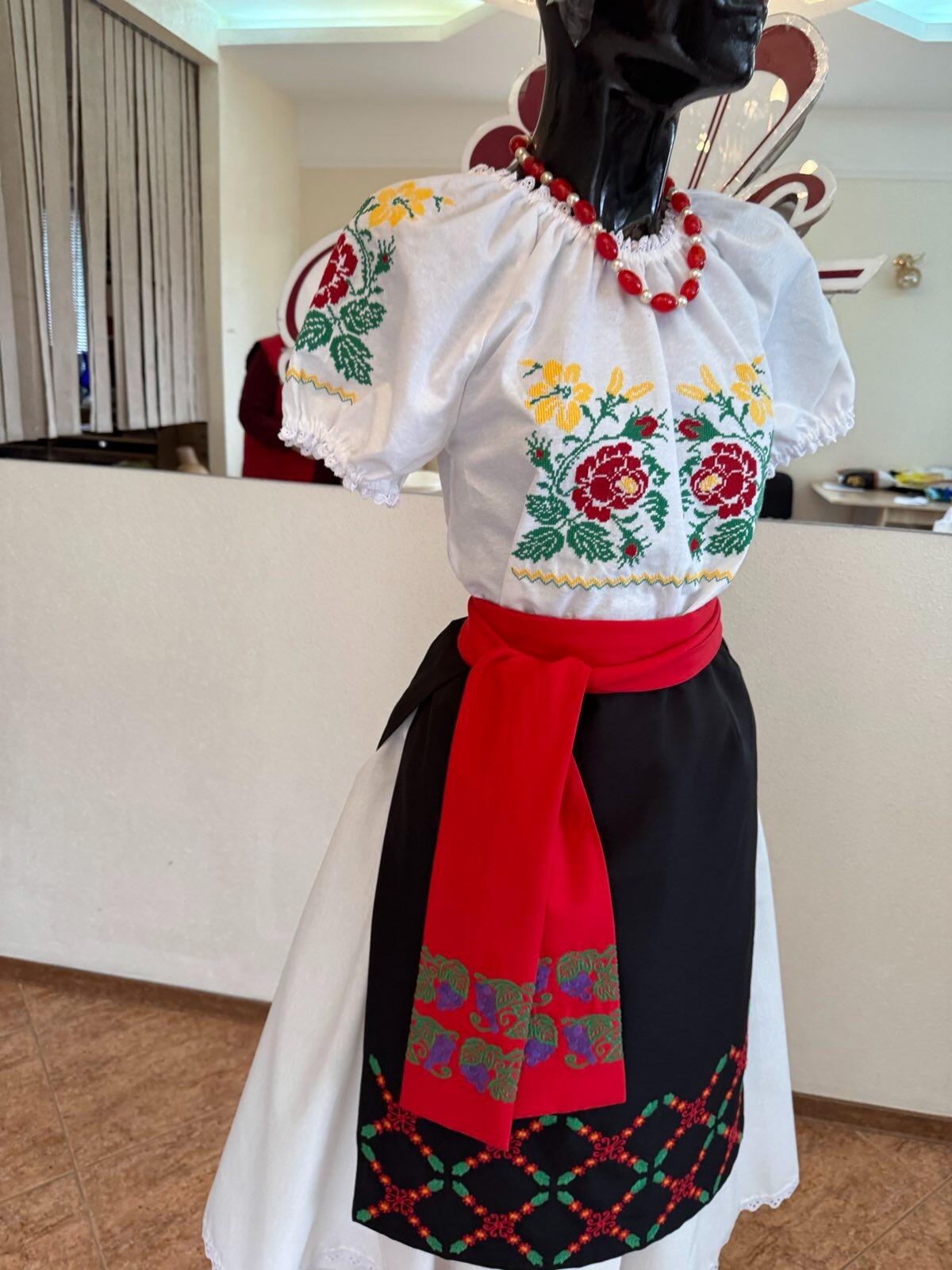 Bluza Nationala Benefis J 0365, din Material de Camasa cu Broderie Mecanizata, Dantela la Gat si Maneca, Bust 78-81cm, Talie 64-67cm, Sold 82-86cm