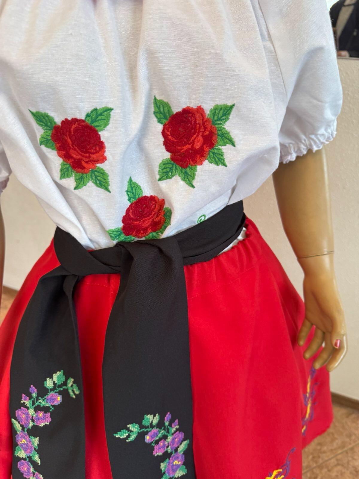 Bluza Nationala Benefis J 0352 Traditionala Moldoveneasca din Material de Camasa cu Broderie Mecanizata cu Trandafiri Rosii, Maneca Scurta Bufanta, 1 Bucata