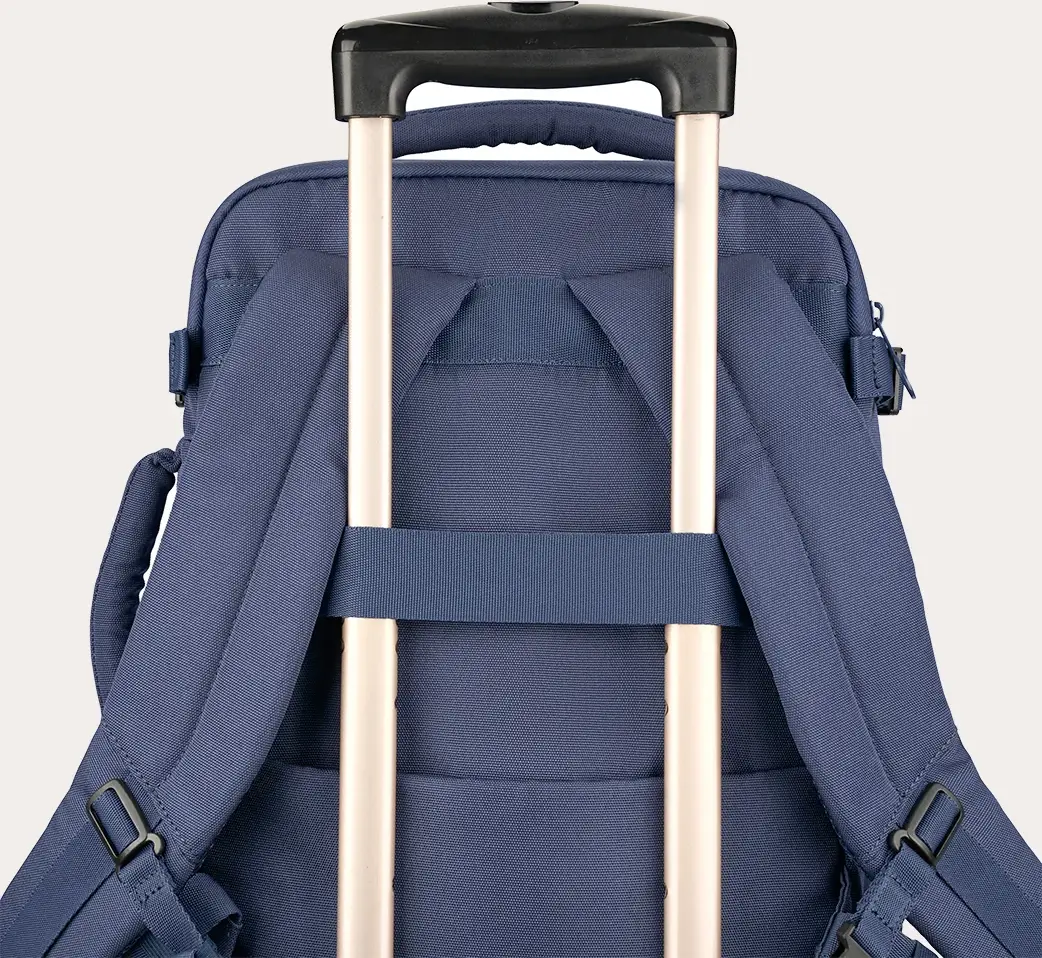 Rucsac de Calatorie Tucano Tugò M BKTUG3-M Cabin, Albastru, pentru Laptop 15.6 inch sau MacBook Pro 16 inch, Capacitate 20L, Plastic Reciclat, Suport AirTag, 30x40x16 cm
