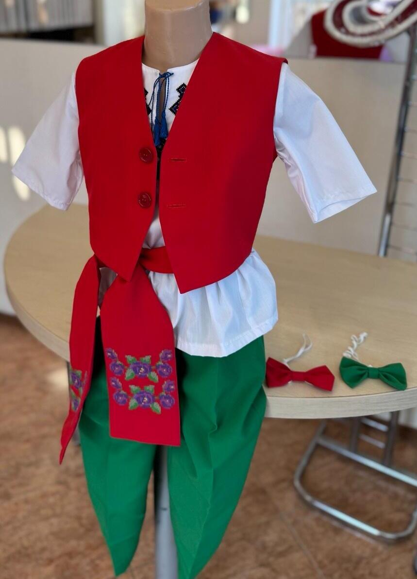 Benefis R 0622(4569) Children's Spring Costume Set of 3 Pieces, Red Vest, Green Pants, Bow Tie, Height 134-146 cm