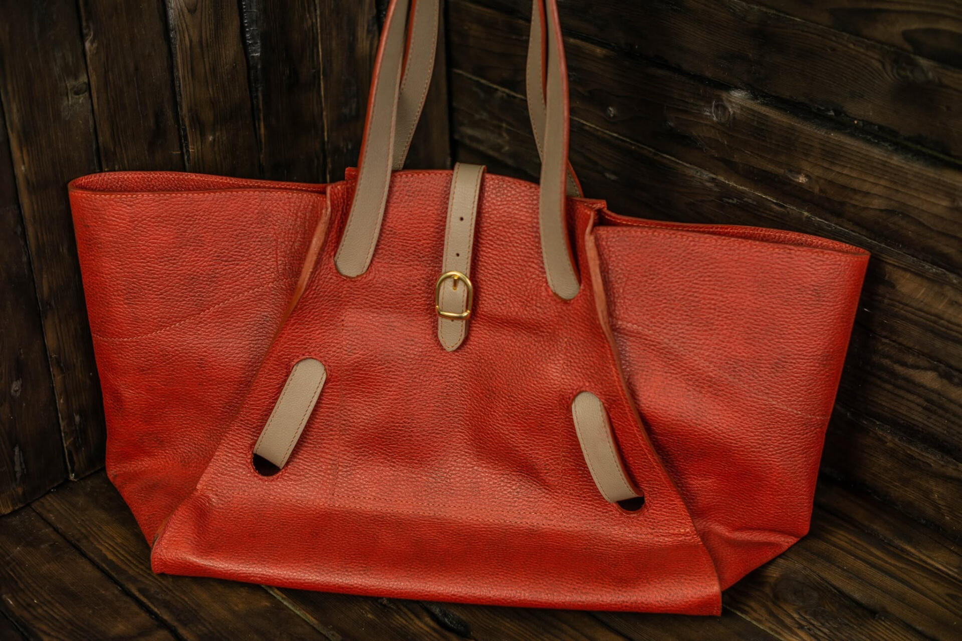 Geanta Shopper Tote din Piele Vegea Mineral, Capacitate Mare cu Buzunare Interioare, Baza 22x40 cm, Culoare Rosu Bordeaux cu Detalii Negre