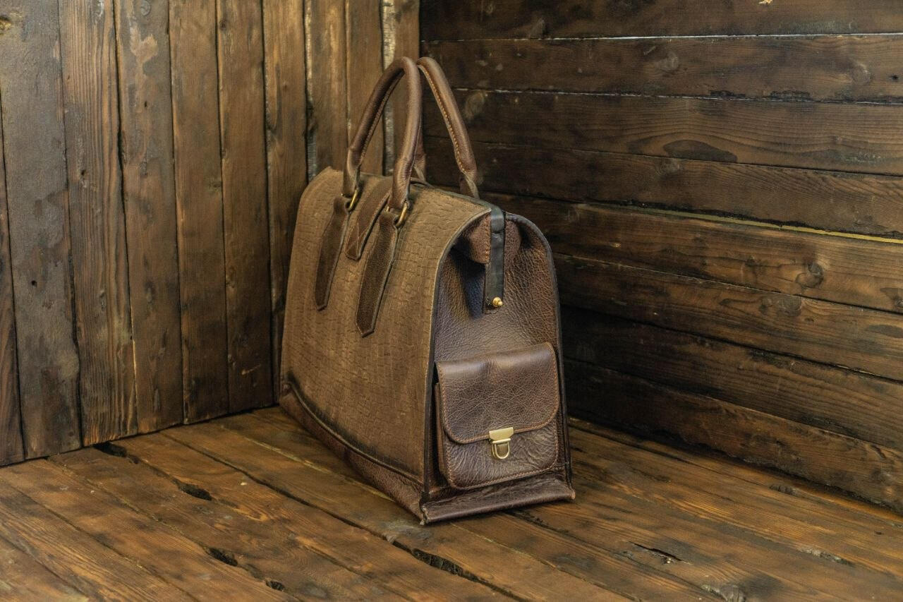 Handcrafted Crocodile Embossed Leather Travel Bag, Brown, Pigskin Interior, 48x32x18 cm, External Clasp Pocket, Lockable Closure