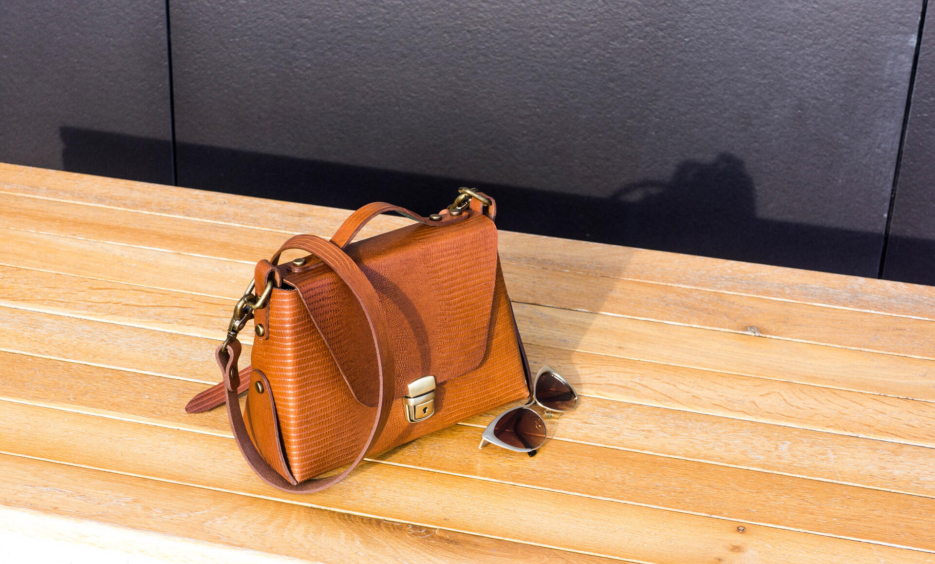 Handmade Women's Handbag, Brown, Natural Cow Leather Exterior and Pigskin Interior, Italian Hardware, 27x18x9 cm, Top Handle and Detachable Crossbody Strap