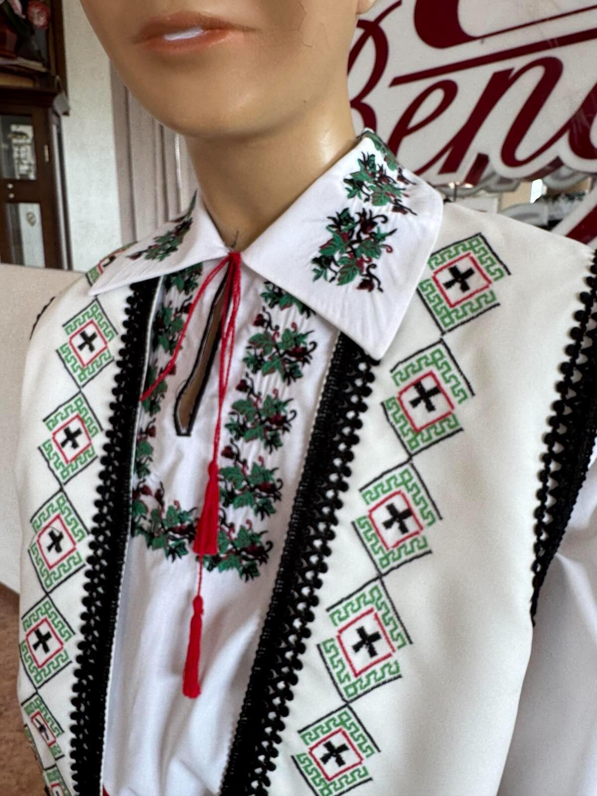 Vestă Națională Tradițională pentru Bărbați Benefis J 0106(4417), Albă din Materiale Naturale cu Broderie Mecanică Verde Roșu Negru și Bordură de Dantelă