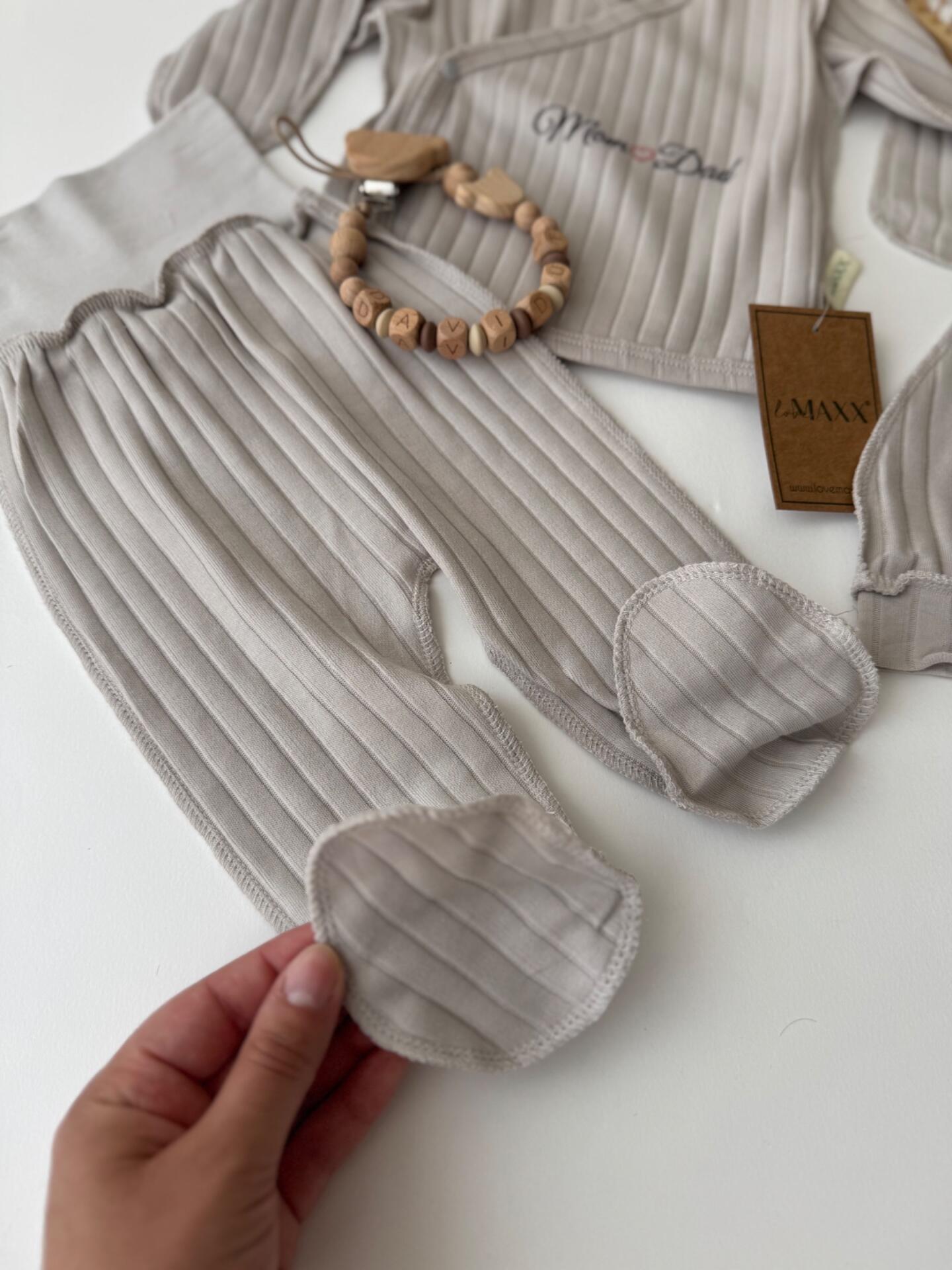 Set de îmbrăcăminte pentru bebeluș băiețel 100% bumbac Love Mom Dad Bluză și pantaloni Hipoalergenici Cusături exterioare Culoare nisip, 0-3 luni