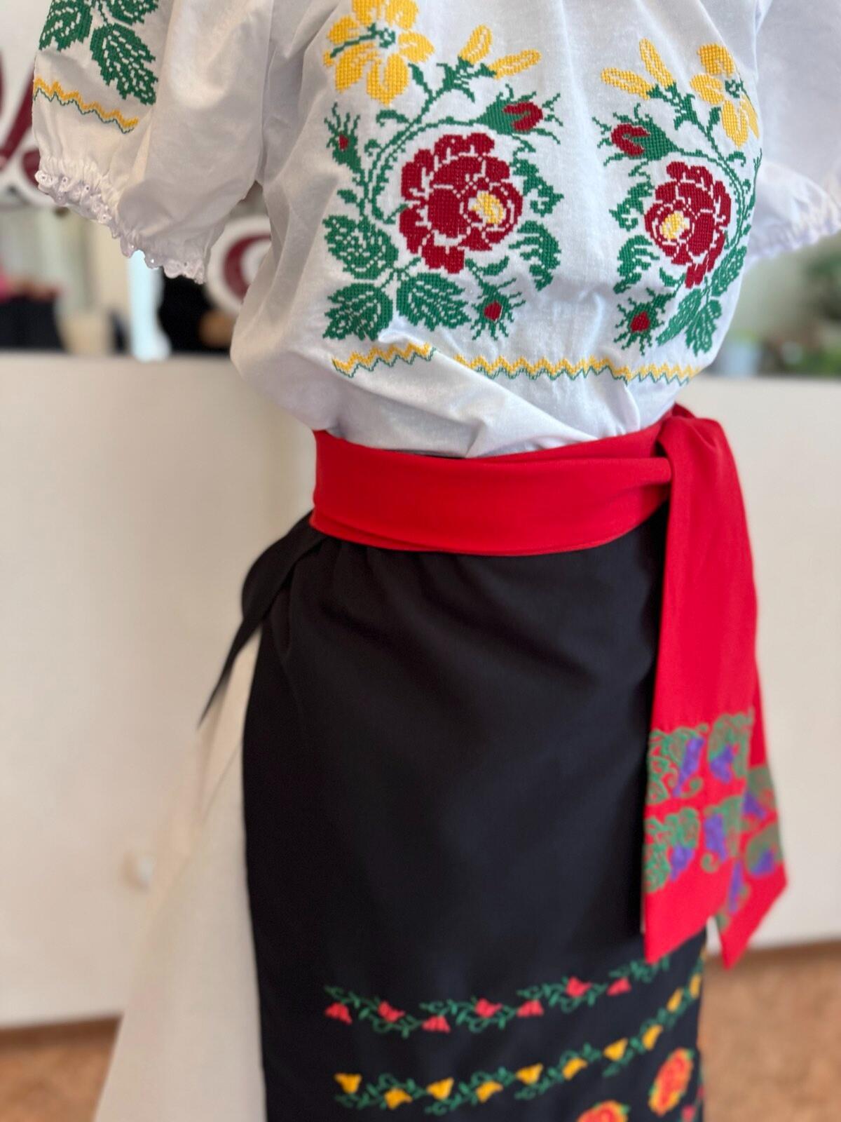 Bluza Nationala Benefis J 0365, din Material de Camasa cu Broderie Mecanizata, Dantela la Gat si Maneca, Bust 78-81cm, Talie 64-67cm, Sold 82-86cm