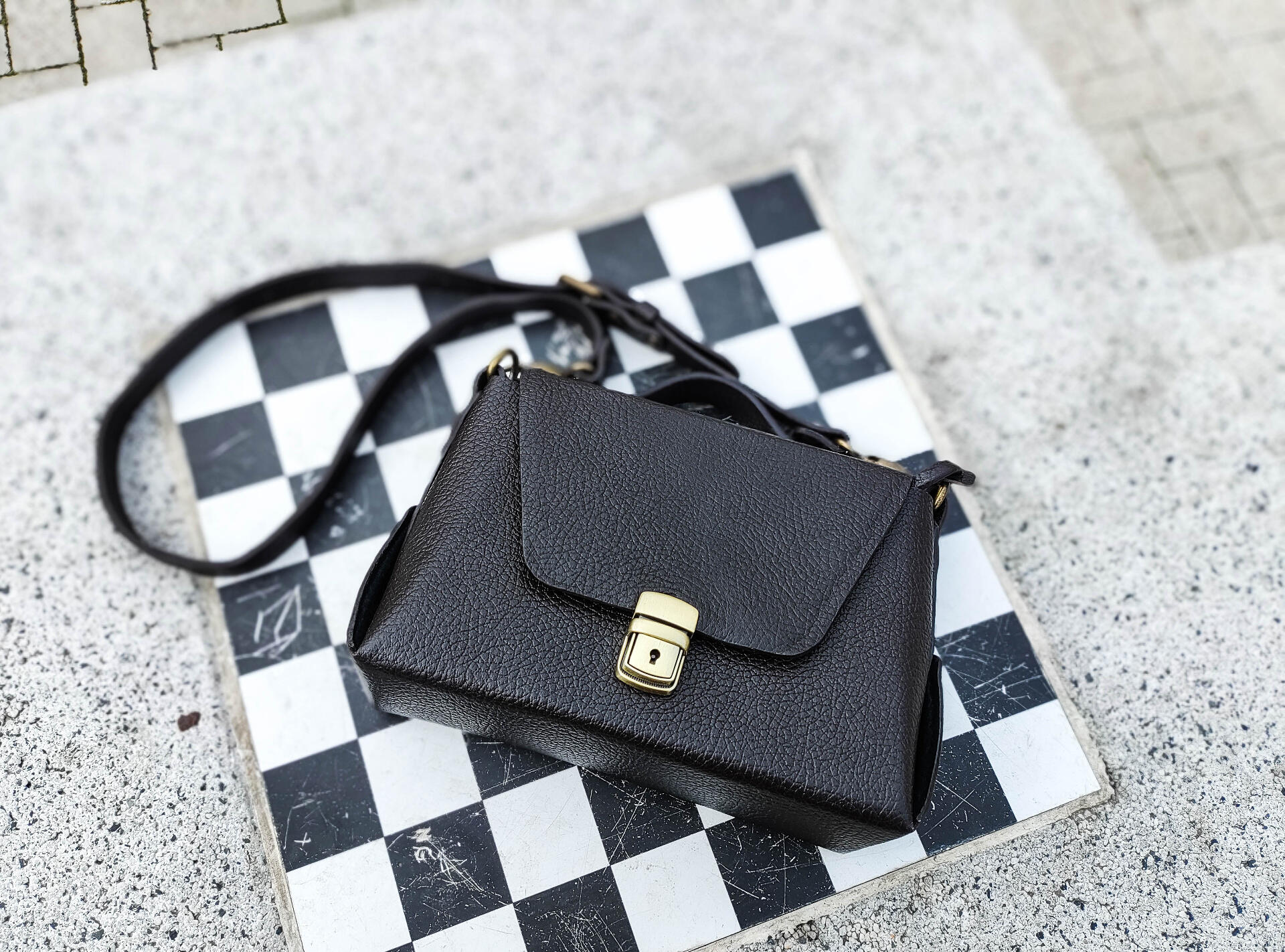 Handmade Women's Handbag, Brown, Natural Cow Leather Exterior and Pigskin Interior, Italian Hardware, 27x18x9 cm, Top Handle and Detachable Crossbody Strap