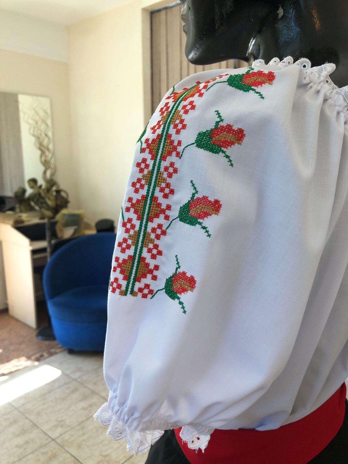 Bluza Nationala Benefis J 0390, Stil Traditional Romanesc Moldoveneasc, Material Camasa Alb cu Broderie Florala Roșu-Verde, Dantela Naturala, Bust 86-92 cm