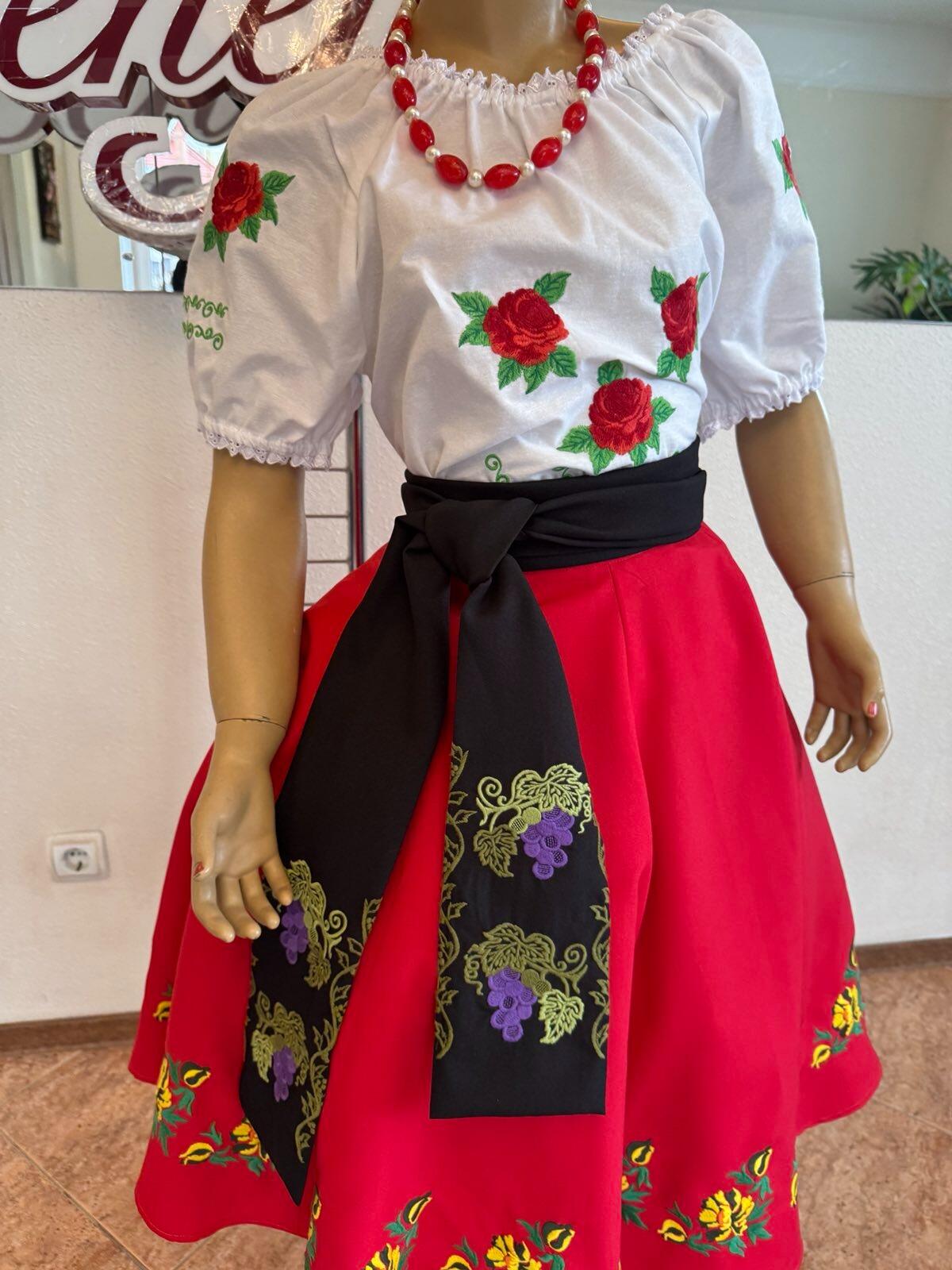 Bluza Nationala Benefis J 0352 Traditionala Moldoveneasca din Material de Camasa cu Broderie Mecanizata cu Trandafiri Rosii, Maneca Scurta Bufanta, 1 Bucata