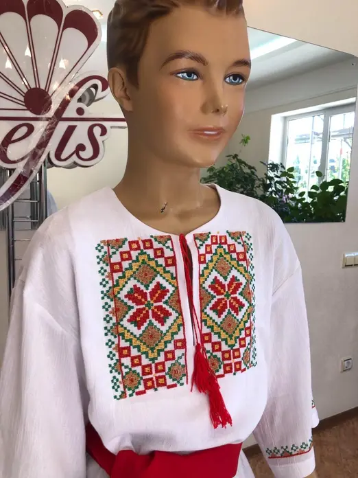 Национальная традиционная рубашка для мальчиков Benefis J 0389(4071), белый натуральный хлопок, длинный рукав с машинной вышивкой красного, зеленого и желтого цвета