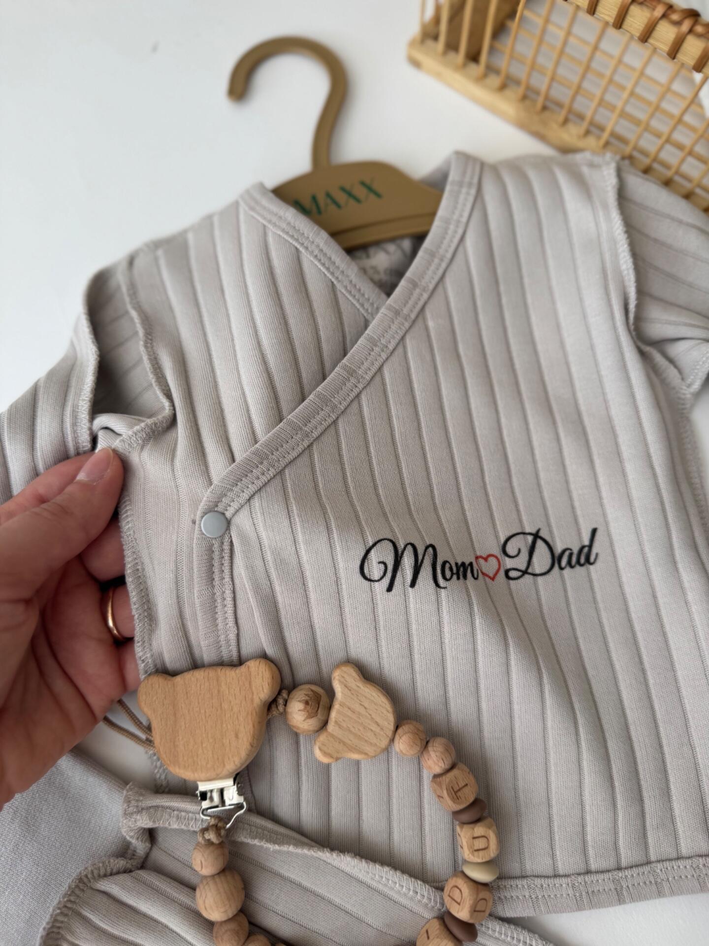 Set de îmbrăcăminte pentru bebeluș băiețel 100% bumbac Love Mom Dad Bluză și pantaloni Hipoalergenici Cusături exterioare Culoare nisip, 0-3 luni