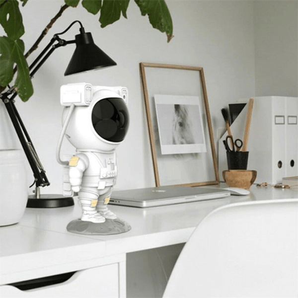 Proiector Galaxie Astronaut cu Cer Steleat - Lumini LED cu 8 Mode Colorate, Stele Laser Verzi, Rotatie 360°, Telecomandă, Lumină de Noapte USB (120x113x228mm)