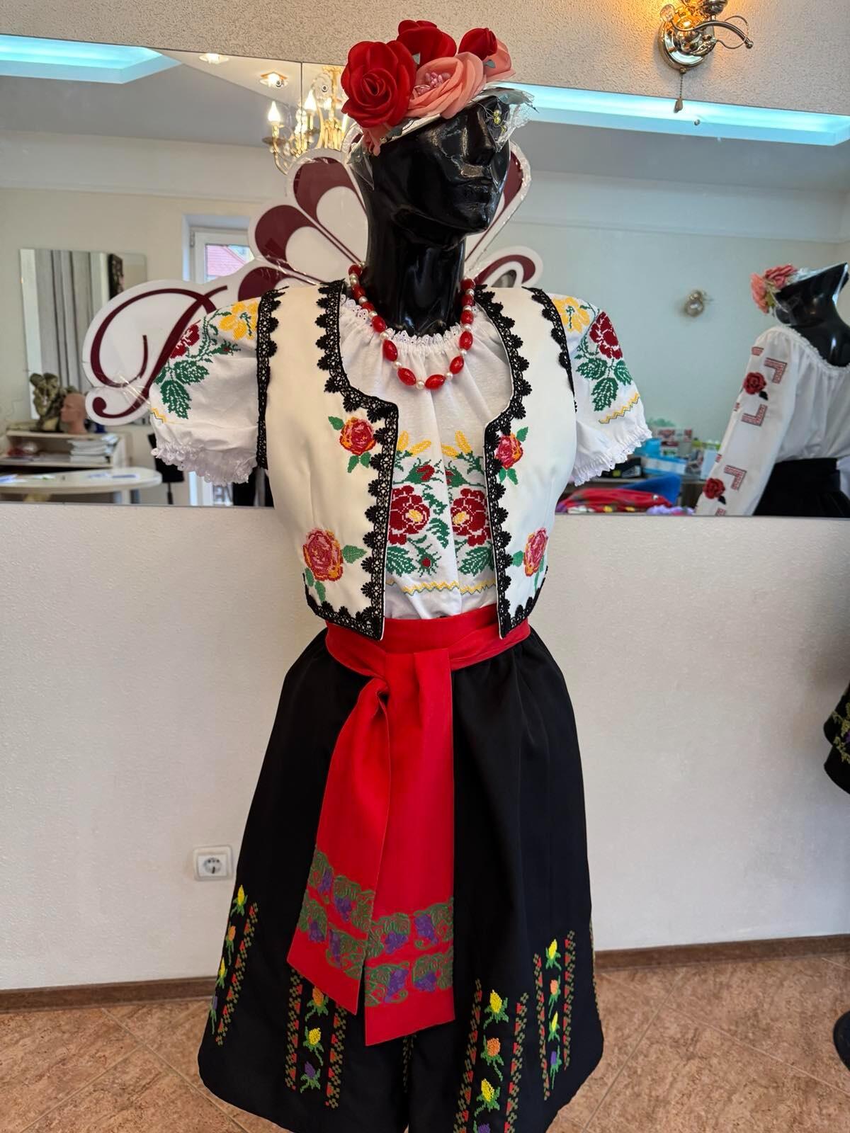 Bluza Nationala Benefis J 0365, din Material de Camasa cu Broderie Mecanizata, Dantela la Gat si Maneca, Bust 78-81cm, Talie 64-67cm, Sold 82-86cm