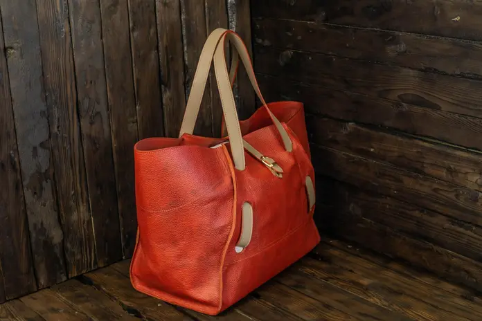 Geanta Shopper Tote din Piele Vegea Mineral, Capacitate Mare cu Buzunare Interioare, Baza 22x40 cm, Culoare Rosu Bordeaux cu Detalii Negre