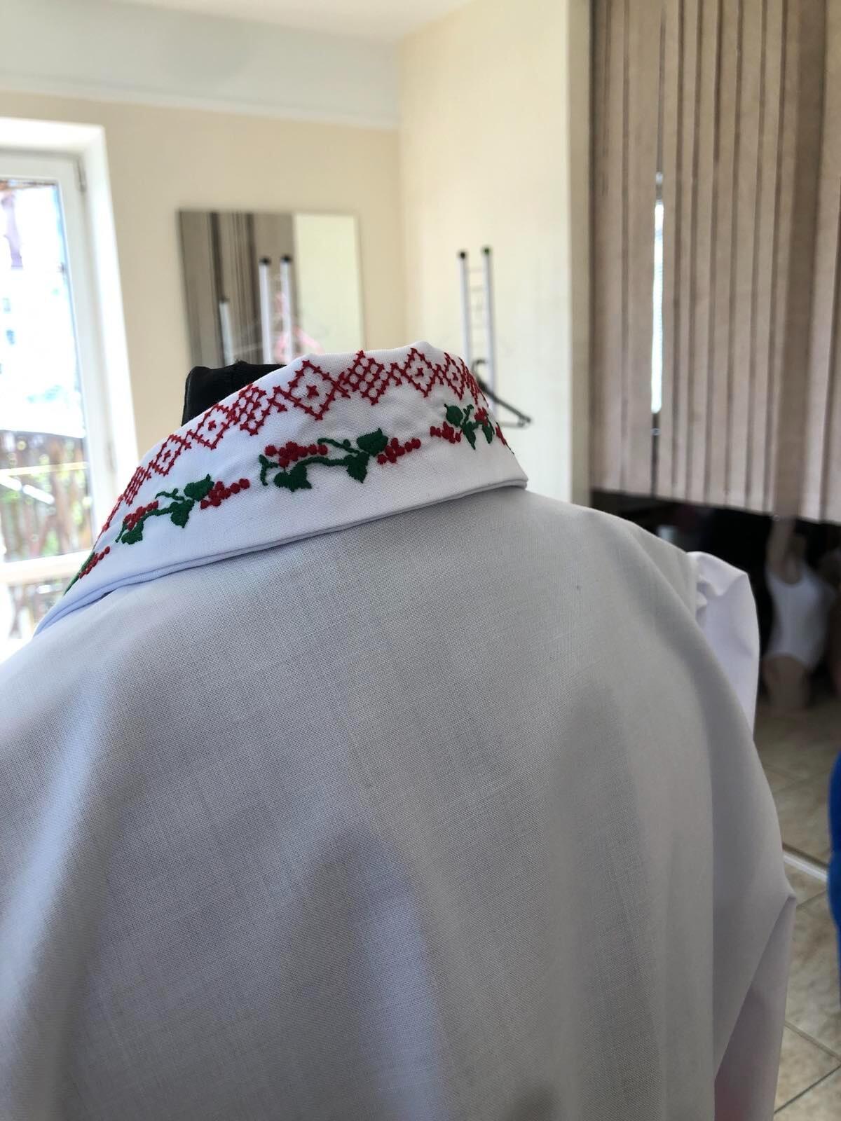 Benefis J 0380(6043) National Moldavian Shirt for Boys, White Magpie Fabric, Red and Green Machine Embroidery, Long Sleeves, Size M (134-146 cm)