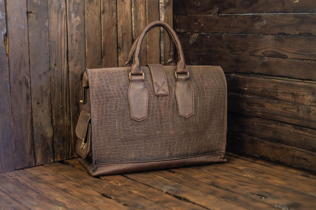 Handcrafted Crocodile Embossed Leather Travel Bag, Brown, Pigskin Interior, 48x32x18 cm, External Clasp Pocket, Lockable Closure